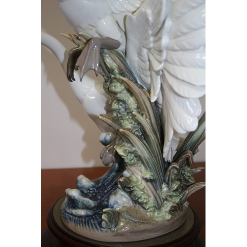 320 - Limited Edition Lladro Figure: Swans Take Flight.

This Stunning Porcelain Figurine Depicts Two Beau... 