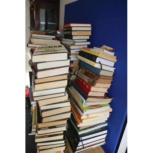 32 - Huge Selection of Books