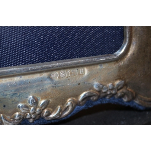 8 - Silver Hallmarked Ornate Picture Frame, 16.5 x 12 cm. Total weight: 182g - Sheffield 1995 - Carr's o... 