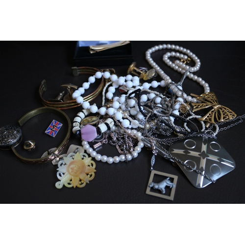 97 - Selection of Costume Jewellery