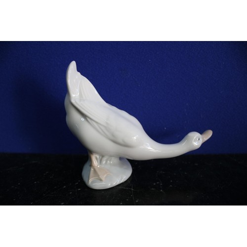 66 - Nao Goose, 11cm Tall