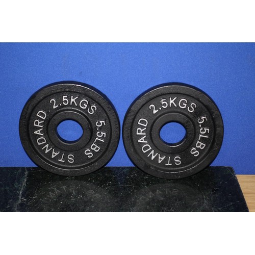 99 - Brand New Pair of 2.5kg/5.5lb Weights, Boxed