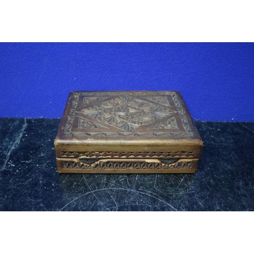 156 - Nicely Carved Wooden Box with Several Vintage Cigarette Cards Inside - Henry, Sports People, Actors ... 