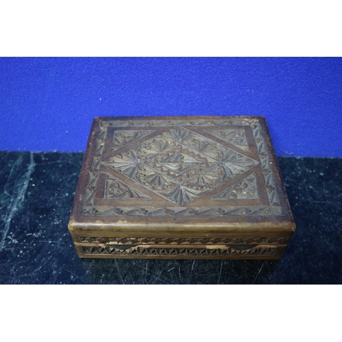 156 - Nicely Carved Wooden Box with Several Vintage Cigarette Cards Inside - Henry, Sports People, Actors ... 