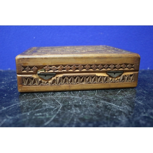 156 - Nicely Carved Wooden Box with Several Vintage Cigarette Cards Inside - Henry, Sports People, Actors ... 