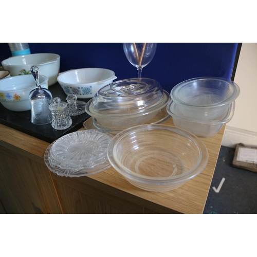 215 - Mixed Lot of Kitchenware including Pyrex