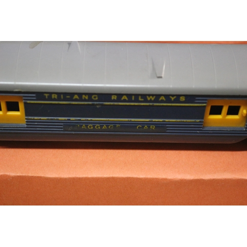 295 - 2 x Tri-ang Intercontinental Carriages in Boxes, Passenger and Baggage Car - TR24 & TR130