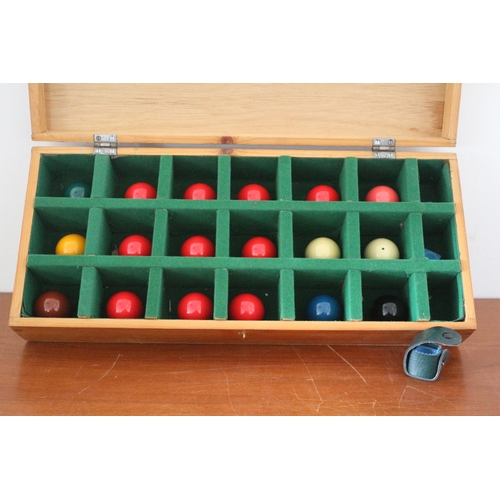 163 - Very Nice Vintage Boxed Full Set of Snooker and Billiard Balls plus Chalks