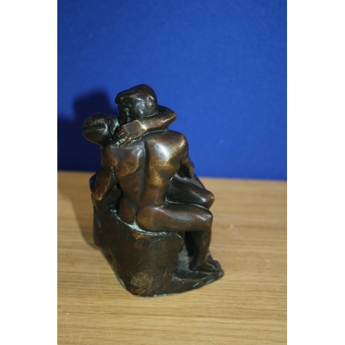 225 - Bronze of a Loving Couple in an Embrace & Kissing - 12cm Tall