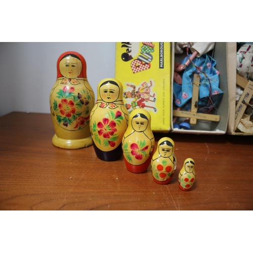 337 - 2 x Vintage Pelham Puppets in Boxes plus a Set of 5 in 1 Russian Dolls (Matryoshka)