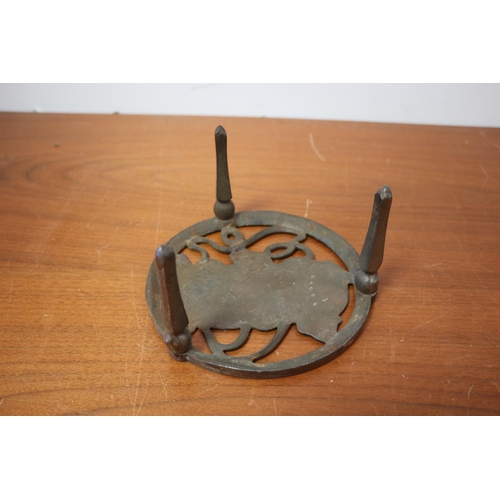 352 - Vintage Bonzo Cast Iron Trivet / Pot Stand