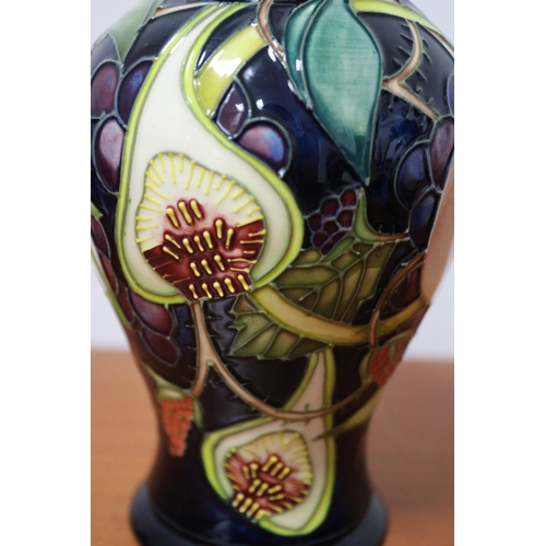 418 - Moorcroft ' Queens Choice' Vase - 10cm Dia x 16cm Tall - 1st Quality - 2000