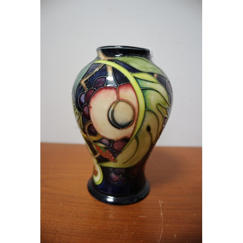 418 - Moorcroft ' Queens Choice' Vase - 10cm Dia x 16cm Tall - 1st Quality - 2000