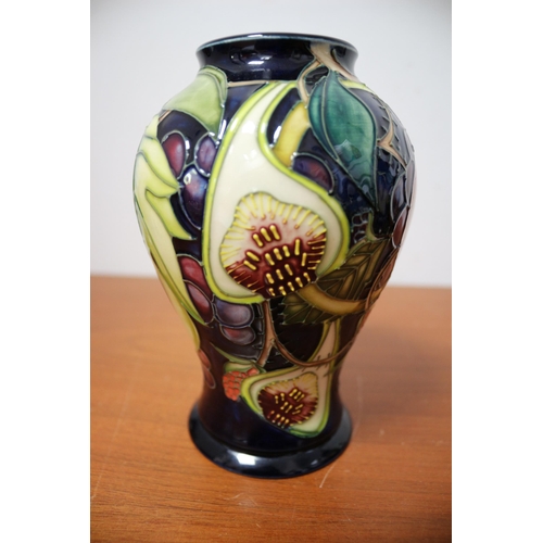 418 - Moorcroft ' Queens Choice' Vase - 10cm Dia x 16cm Tall - 1st Quality - 2000