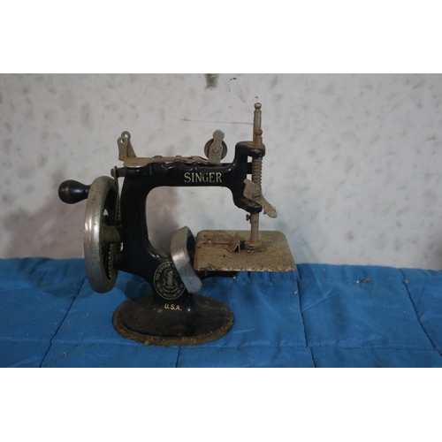 521 - Antique Miniature Singer Sewing Machine with Desk Clamp