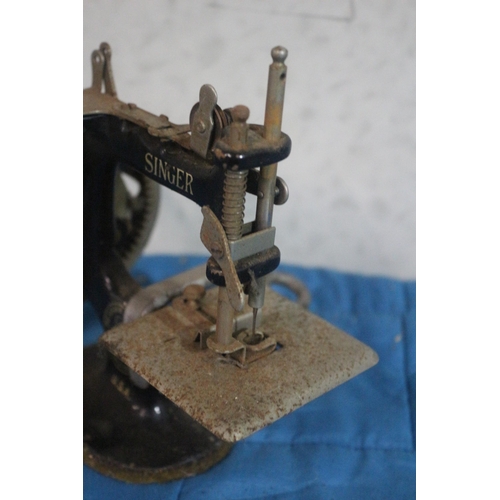 521 - Antique Miniature Singer Sewing Machine with Desk Clamp