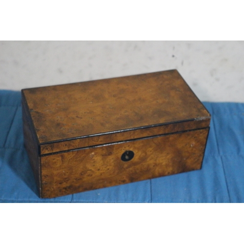 532 - Antique / Vintage Walnut Veneered Box - 22 x 11 x 9cm