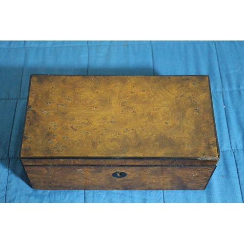 532 - Antique / Vintage Walnut Veneered Box - 22 x 11 x 9cm