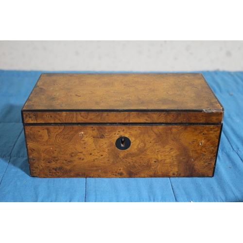 532 - Antique / Vintage Walnut Veneered Box - 22 x 11 x 9cm