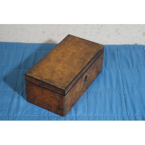 532 - Antique / Vintage Walnut Veneered Box - 22 x 11 x 9cm