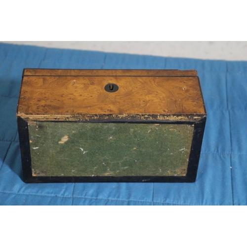 532 - Antique / Vintage Walnut Veneered Box - 22 x 11 x 9cm