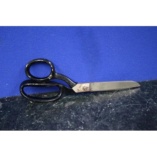 115 - Aged dress making metal scissors