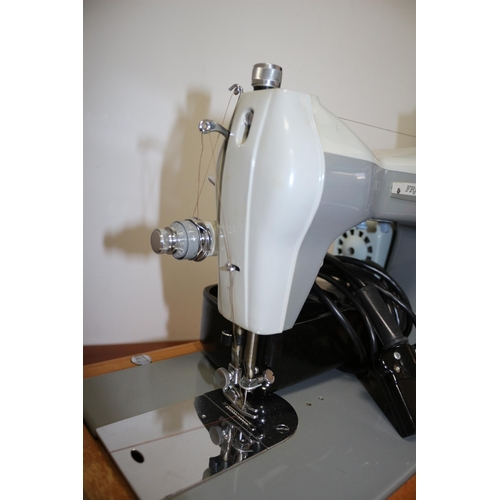 255 - Frister & Rossmann Model 25 Sewing Machine