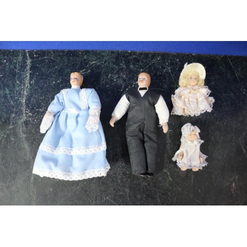 435 - 4 x Porcelain Vintage Doll Heads