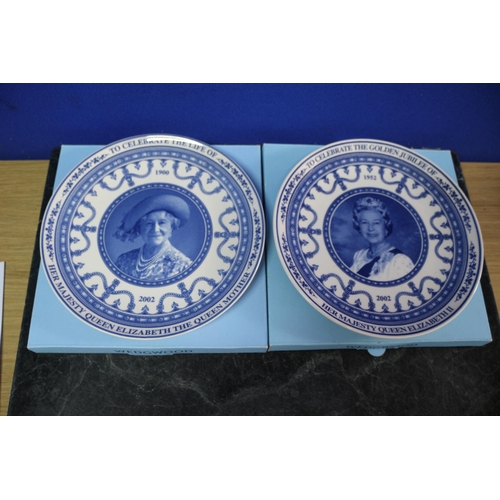 538 - 2 x Wedgwood Royal Commemorative Blue & White Plates in Boxes