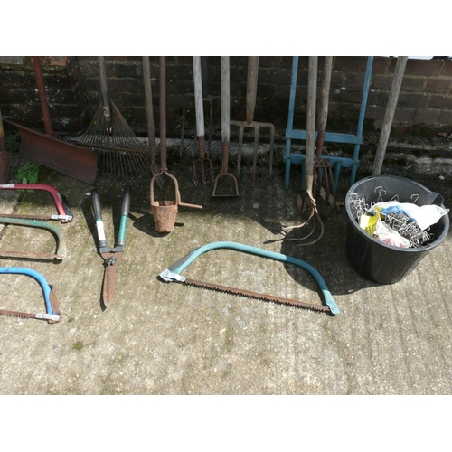 76 - Large bundle of hand tools etc