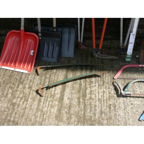 76 - Large bundle of hand tools etc