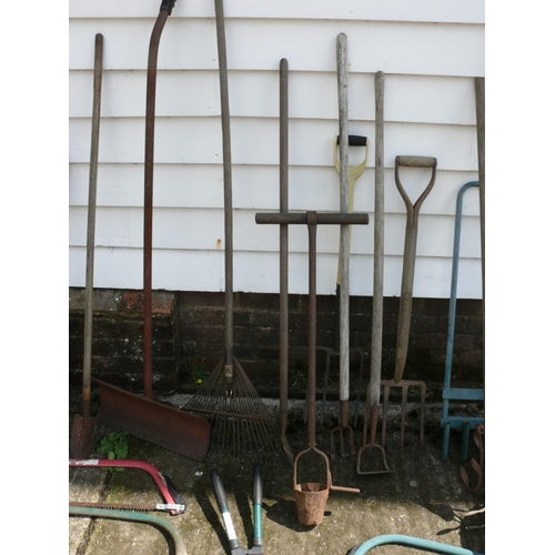 76 - Large bundle of hand tools etc