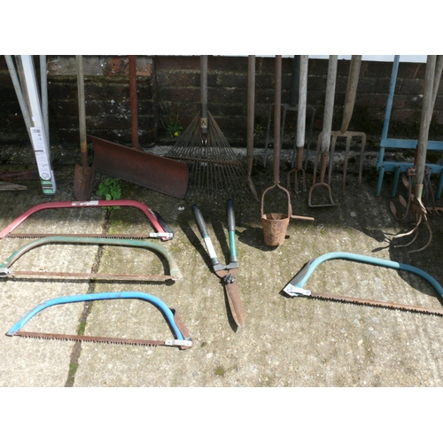 76 - Large bundle of hand tools etc