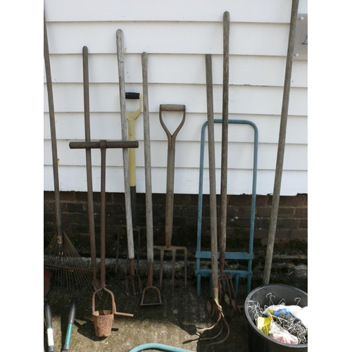 76 - Large bundle of hand tools etc