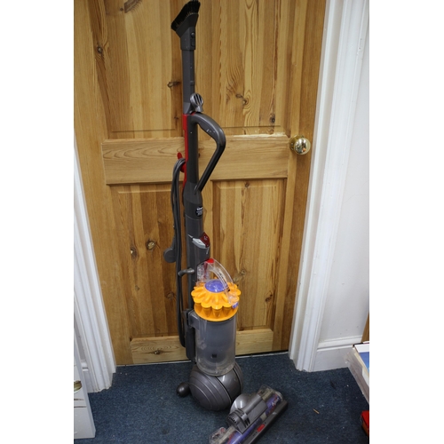 138 - Dyson DC40 Hoover, powers up