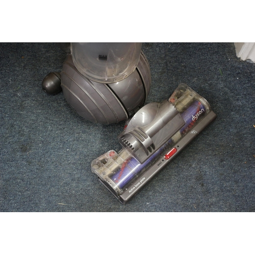 138 - Dyson DC40 Hoover, powers up