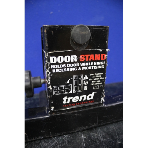 156 - Trend door stand