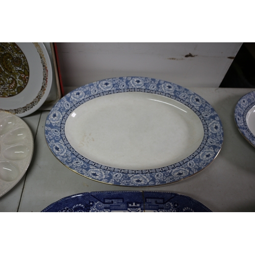 139 - 5x Large Metal Plates, XL is A/F, Egg Plate and Cake Set