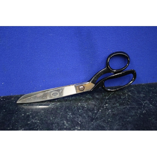 464 - Aged dress making metal scissors