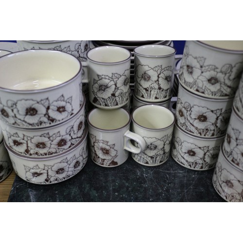 131 - Hornsea Oven to Tableware Dinner Set