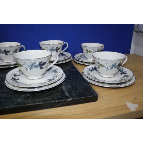 11 - Royal Doulton Tea Set, Burgundy, 21 pieces