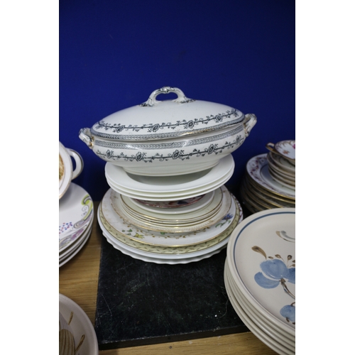 13 - LARGE MIXED LOT INCLUDING PLATES