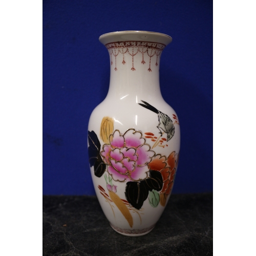 15 - HAND PAINTED CHINESE VASE, 21CM TALL