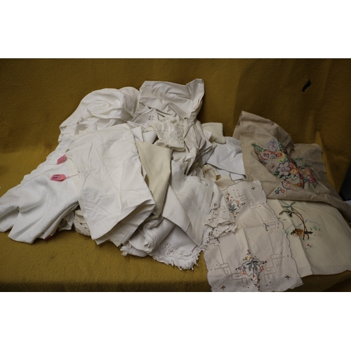 259 - Large Bundle of Quality Vintage Linen