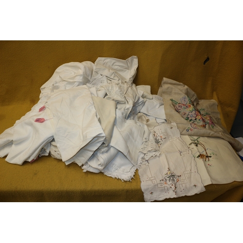 259 - Large Bundle of Quality Vintage Linen