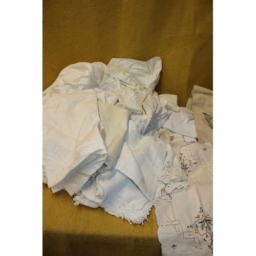 259 - Large Bundle of Quality Vintage Linen