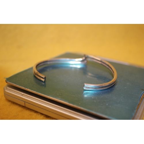 500 - Very Nice, New, Silver 925 Bangle in Box - 16g