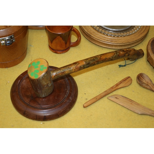 333 - Selection of Treen Items Including Some Made From Walnut