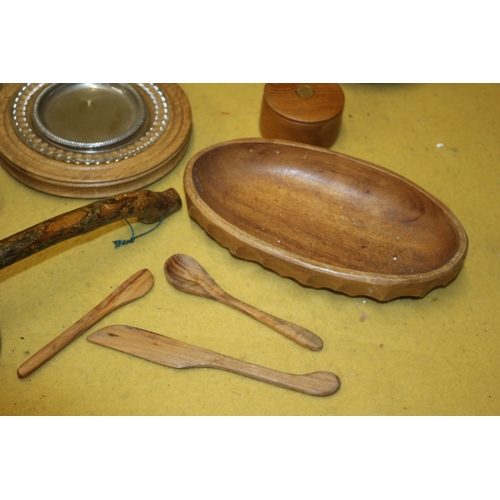 333 - Selection of Treen Items Including Some Made From Walnut