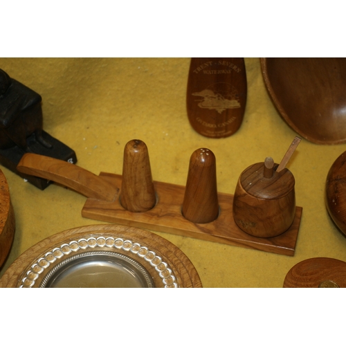 333 - Selection of Treen Items Including Some Made From Walnut